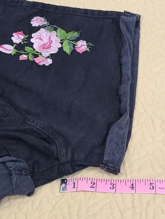 GUESS Rose embroidered hi rise cuffed denim jean shorts size 30 - Picture 10 of 10